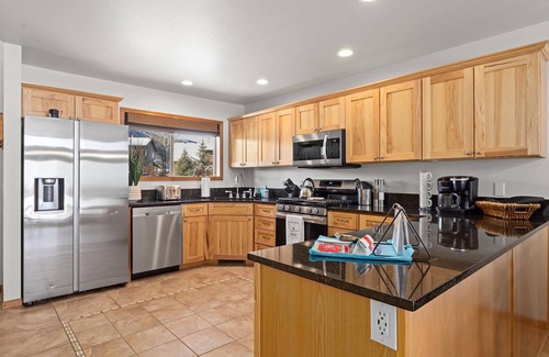 Red Lodge House | Altitude Adjustment - on golf course, less than 15 minutes to ski, WiFi, dog friendly, hot tub.