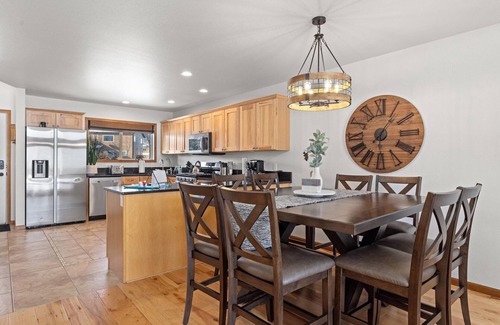 Red Lodge House | Altitude Adjustment - on golf course, less than 15 minutes to ski, WiFi, dog friendly, hot tub.