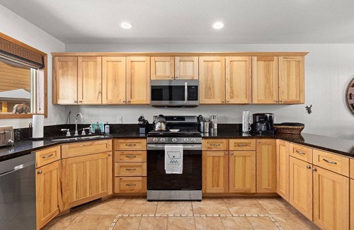 Red Lodge House | Altitude Adjustment - on golf course, less than 15 minutes to ski, WiFi, dog friendly, hot tub.