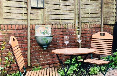 Friedrichstadt Apartment | Altstadthus-gemütliches Ferienhaus mit Gärtchen