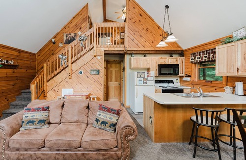 Pigeon Forge Cottage | Always Christmas 2 Bedroom Cabin by RedAwning