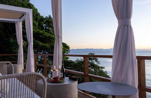 Minamiawaji Hotel | amarancia cottage hugging nature house