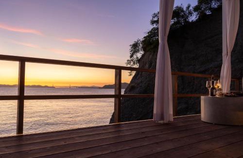 Minamiawaji Hotel | amarancia cottage hugging nature house