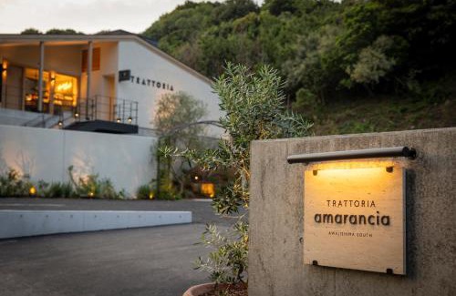 Minamiawaji Hotel | amarancia cottage hugging nature house