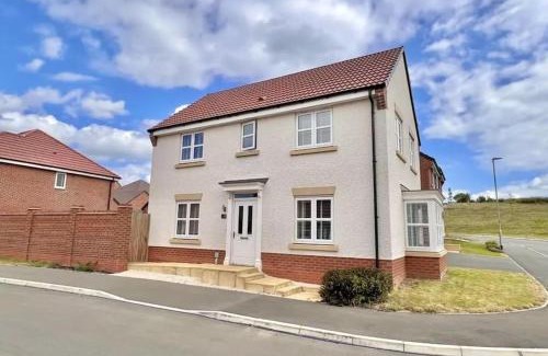 Bottesford House | Amaya Seven - Luxury 3 bedroom detached house with garden & driveway - Sleeps 7 - Bottesford, Leicestershire