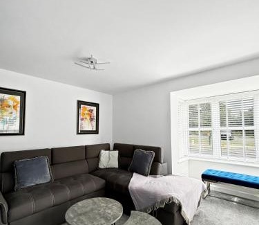 Bottesford House | Amaya Seven - Luxury 3 bedroom detached house with garden & driveway - Sleeps 7 - Bottesford, Leicestershire