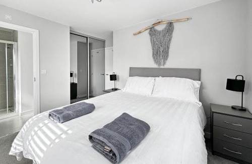 Bottesford House | Amaya Seven - Luxury 3 bedroom detached house with garden & driveway - Sleeps 7 - Bottesford, Leicestershire