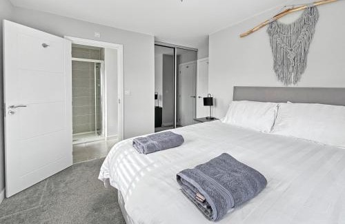 Bottesford House | Amaya Seven - Luxury 3 bedroom detached house with garden & driveway - Sleeps 7 - Bottesford, Leicestershire