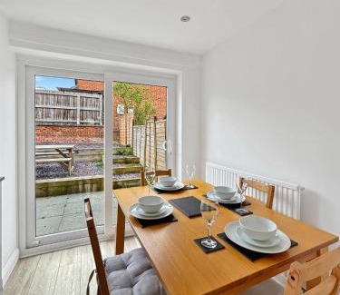 Grantham House | Amaya Three - Newly Renovated - Sleeps 6 - Grantham - Garden & Driveway