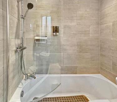 Grantham House | Amaya Three - Newly Renovated - Sleeps 6 - Grantham - Garden & Driveway