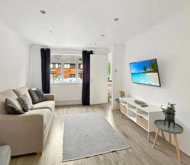 Grantham House | Amaya Three - Newly Renovated - Sleeps 6 - Grantham - Garden & Driveway