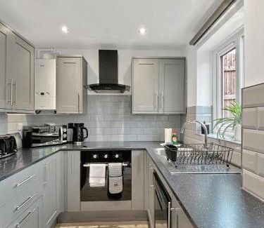 Grantham House | Amaya Three - Newly Renovated - Sleeps 6 - Grantham - Garden & Driveway