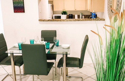 The Crossings Apartment | Amazing Apartment in Shamrock Kendall with Free Parking!