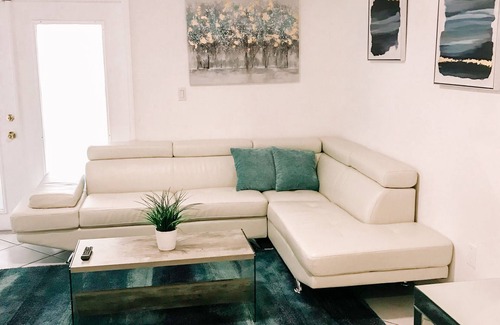 The Crossings Apartment | Amazing Apartment in Shamrock Kendall with Free Parking!