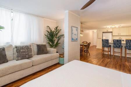 Punaluu House | Amazing Beachfront Condo