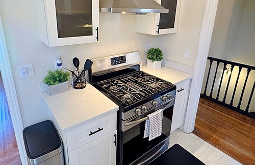 Upper Market House | Amazing City Views Free Parking & King Bed