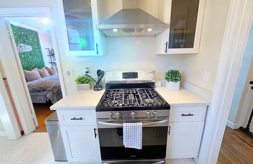 Upper Market House | Amazing City Views Free Parking & King Bed