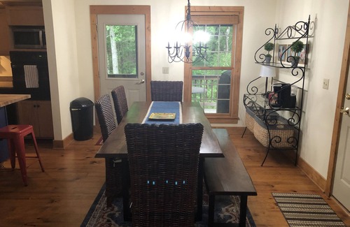 Spencer Cabin | Amazing cottage with HUGE screened in deck-3B-2.5B-hot tub-by Fall Creek Falls