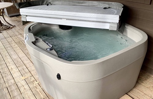 Spencer Cabin | Amazing cottage with HUGE screened in deck-3B-2.5B-hot tub-by Fall Creek Falls