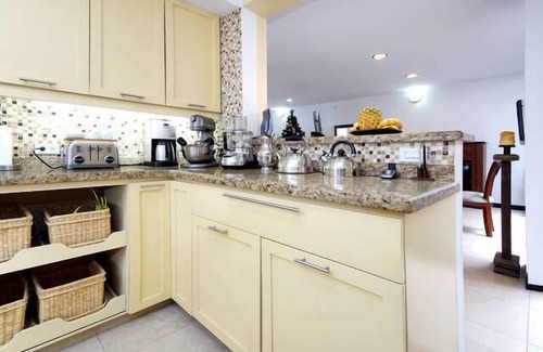 Cali House | amazing experience in our luxurious house, Breakfast , maid on site! Etc.