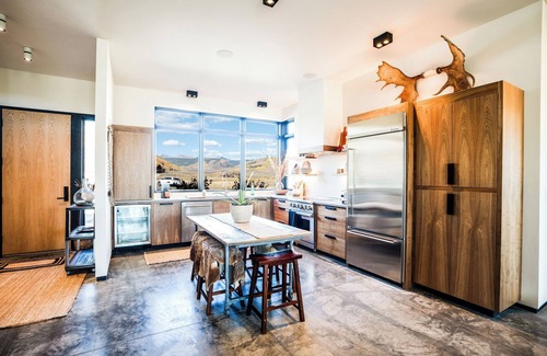 Crested Butte House | Amazing Family Mountain-Lux Ski Home in Quiet Neighborhood! Hot Tub, Fireplace!