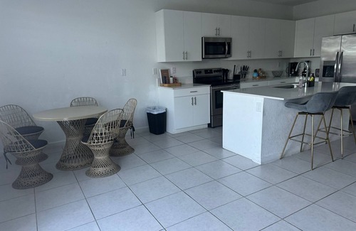 Richmond West House | Amazing Family 🏡 with PRIVATE POOL!