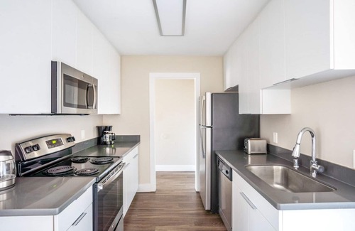 Foster City Apartment | Amazing Foster City 2BR w/Gym, Pool, W/D, near highways, by Blueground