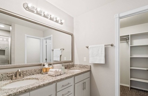 Biggs Field House | Amazing house with beautiful backyard and comfortable king size bed