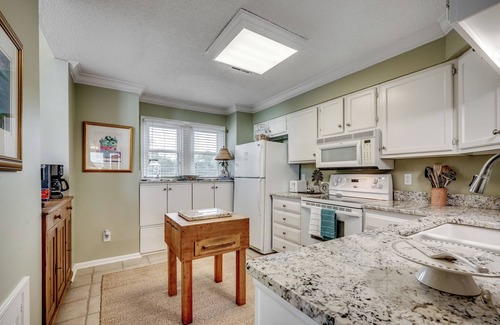 Murrells Inlet House | Amazing Inlet Views! End Unit Townhouse, Pool, Kayaks Incl, St Park Beach Pass Included