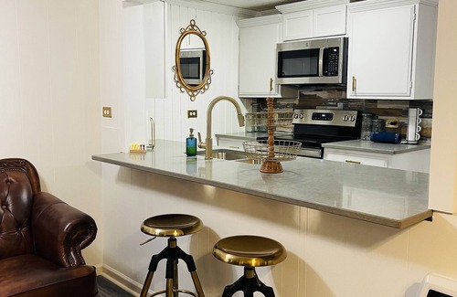 Henderson Cottage | Amazing Lake View 3-bedroom Cottage close to ramp