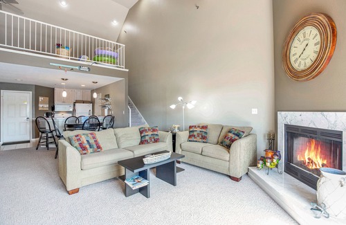 Kaiser Condo | Amazing Lake Views with Pool, Loft, & Balcony