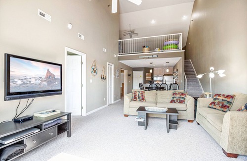 Kaiser Condo | Amazing Lake Views with Pool, Loft, & Balcony