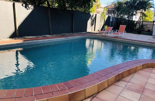 Hamilton House | Amazing location Motel room with bathroom, includes wifi, carpark & utilities