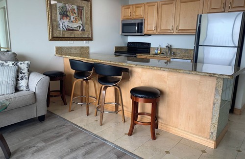 Waikiki Hotel | Amazing Ocean and Diamond Head Views