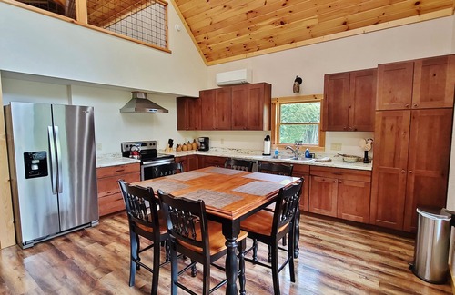 Franklin House | Amazing RIVERFRONT Cabin.