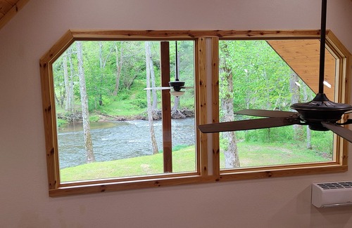 Franklin House | Amazing RIVERFRONT Cabin.