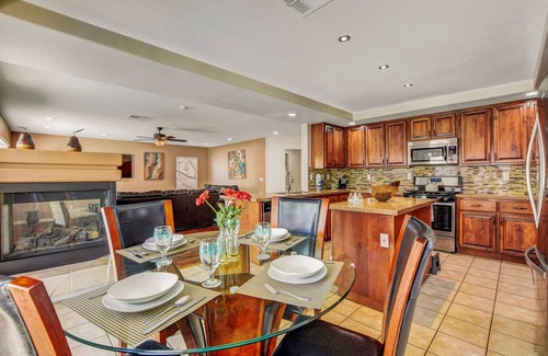 Silverado Ranch House | Amazing Summery Retreat~Pool-Spa-BBQ~South Strip