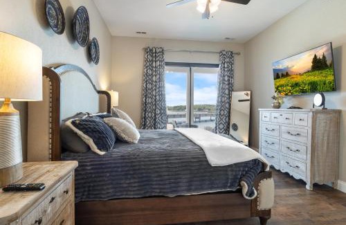 Osage Beach House | Amazing Top Floor Condo at Topsider Resort Community
