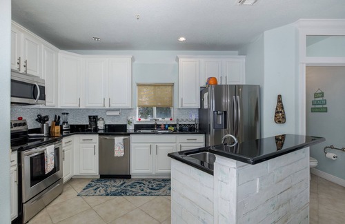 Bay Esplanade House | AMAZING Townhome Private Rooftop with hot tub & private elevator! Awesome Views