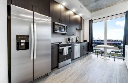 Channel District Apartment | Amazing view | Channelside | Mins to DT!