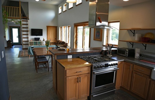 Stark Other | Amazing Views at this Modern Retreat on 5 Acres. Superhost on AirBnB!
