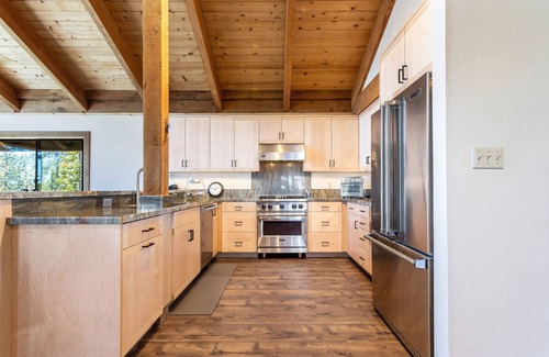 Arnold House | AMAZING VIEWS- MODERN HOME- SH #14 by Bear Valley Vacation Rentals