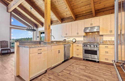 Arnold House | AMAZING VIEWS- MODERN HOME- SH #14 by Bear Valley Vacation Rentals