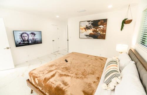 North Miami Beach Villa | Amazing Villa at Highland Lakes Boulevard BY THE GLAMHOMES