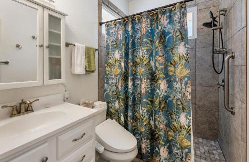 Longbeach Village House | Amazing Village Cottage! Walk to Whitney Beach!