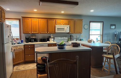 Lakeview House | Amazing Waterfront Family Getaway with WiFi - on Orchard Island in Indian Lake