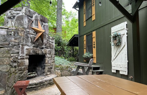 Newland Cabin | Amazing Whimsical Mtn Cabin! Pet Friendly, Hot Tub, Fireplace, Winery, Skiing