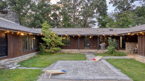 New Market House | Amber Lodge by AvantStay Pool Firepit Sauna