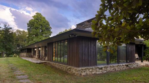 New Market House | Amber Lodge by AvantStay Pool Firepit Sauna