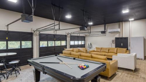 New Market House | Amber Lodge by AvantStay Pool Firepit Sauna